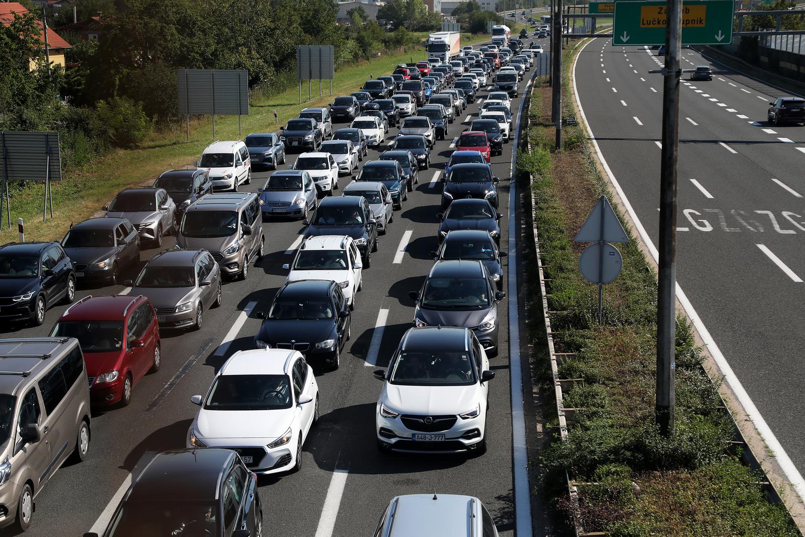 Gužve na naplatnim kućicama Lučko u smjeru mora