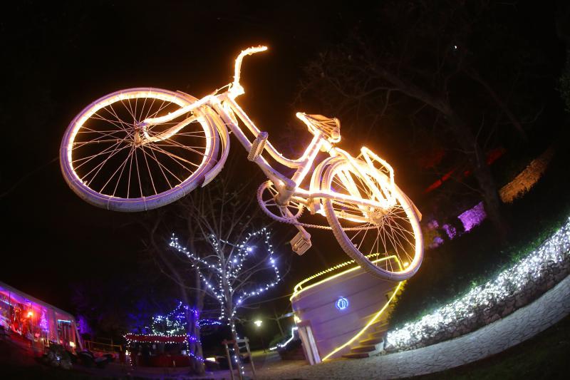 Perivoj Jelene Madijevke na trgu Pet bunara dobio je novo bozicno ruho. Photo: Filip Brala/PIXSELL Perivoj Jelene Madijevke na trgu Pet bunara dobio je novo bozicno ruho. Photo: Filip Brala/PIXSELL