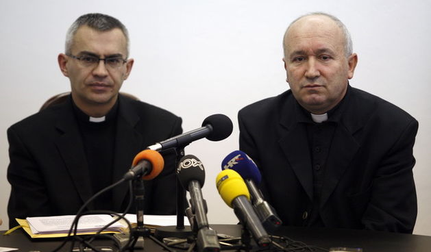 Zadar, 250110.
Povodom smrti zadarskog nadbiskupa Ivana Prendje, u nadbiskupiji je sazvana konferencija za novinare. 
Na slici Generalni vikar Zadarske nadbiskupije Ivica Mustac (desno) i kancelar nadbiskupije don Josip Lenkic (lijevo).
Foto: Jure Miskovi