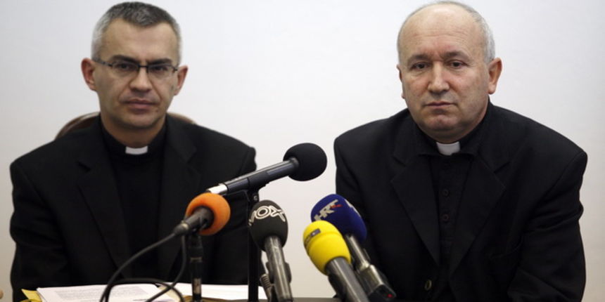 Zadar, 250110.
Povodom smrti zadarskog nadbiskupa Ivana Prendje, u nadbiskupiji je sazvana konferencija za novinare.
Na slici Generalni vikar Zadarske nadbiskupije Ivica Mustac (desno) i kancelar nadbiskupije don Josip Lenkic (lijevo).
Foto: Jure Miskovi Zadar, 250110.
Povodom smrti zadarskog nadbiskupa Ivana Prendje, u nadbiskupiji je sazvana konferencija za novinare.
Na slici Generalni vikar Zadarske nadbiskupije Ivica Mustac (desno) i kancelar nadbiskupije don Josip Lenkic (lijevo).
Foto: Jure Miskovi
