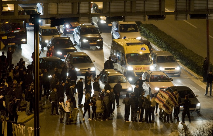 Split,13022011
Proslava 100 godina hajduka-navijaci hajduka ispalili su oko 2000 signalnih raketa povise grada a onda su navijali po ulicama
Foto:Tom Dubravec /CROPIX Split,13022011
Proslava 100 godina hajduka-navijaci hajduka ispalili su oko 2000 signalnih raketa povise grada a onda su navijali po ulicama
Foto:Tom Dubravec /CROPIX