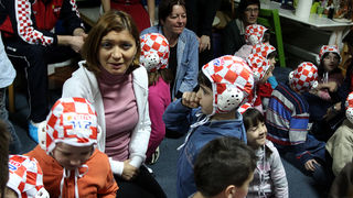Da hrvatske zlatne Barakude imaju veliko srce pokazali su već prvog dana boravka u Zadru. Posjetili su mališane DV Latica i donijeli im prigodne poklone – vaterpolo kapice hrvatske reprezentacije. Mališani i njihove tete s oduševljenjem su dočekali svoje