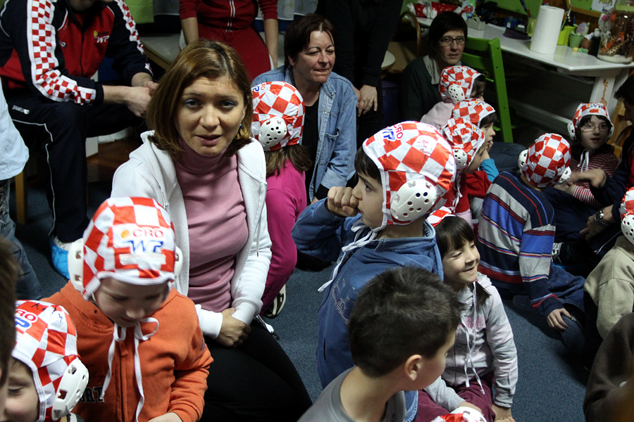 Da hrvatske zlatne Barakude imaju veliko srce pokazali su već prvog dana boravka u Zadru. Posjetili su mališane DV Latica i donijeli im prigodne poklone – vaterpolo kapice hrvatske reprezentacije. Mališani i njihove tete s oduševljenjem su dočekali svoje