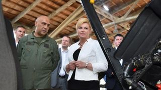 Predsjednica Grabar-Kitarović na predstavljanju novih helikoptera Kiowa Warriors u 93. Zrakoplovnoj bazi u Zemuniku. Photo: Dino Stanin/PIXSELL Predsjednica Grabar-Kitarović na predstavljanju novih helikoptera Kiowa Warriors u 93. Zrakoplovnoj bazi u Zemuniku. Photo: Dino Stanin/PIXSELL