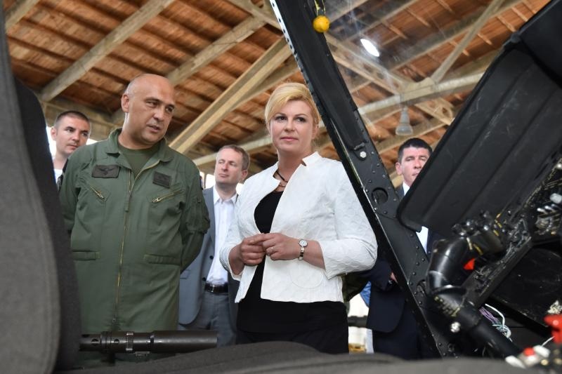 Predsjednica Grabar-Kitarović na predstavljanju novih helikoptera Kiowa Warriors u 93. Zrakoplovnoj bazi u Zemuniku. Photo: Dino Stanin/PIXSELL Predsjednica Grabar-Kitarović na predstavljanju novih helikoptera Kiowa Warriors u 93. Zrakoplovnoj bazi u Zemuniku. Photo: Dino Stanin/PIXSELL