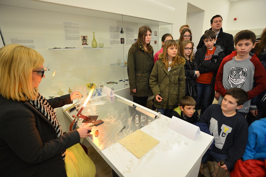 zadar; 9 ozujka 2016 – radionica recikliranja stakla – muzej antickog stakla zadar; 9 ozujka 2016 – radionica recikliranja stakla – muzej antickog stakla