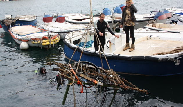 Ronioci kluba Sv. Roko izronili dio starog srušenog mosta u Jazinama, Foto: Mladen Malik