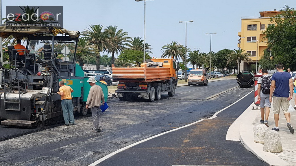 Asfaltiranje kolnika rekonstruiranog i proširenog križanja kod Veslačkog Asfaltiranje kolnika rekonstruiranog i proširenog križanja kod Veslačkog