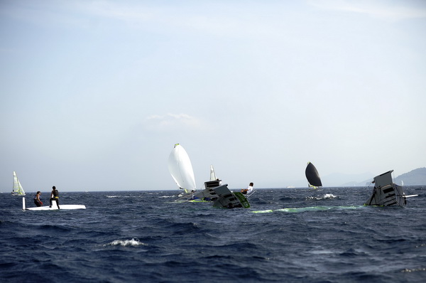 Zadar, 040909.
Europsko prvenstvo u jedrenju za klasu 49er 2009.
Dan kakav pravi jedrlicar moze samo pozeljeti. U zadarskom kanalu jugo preko 20 cvorova. jedrio se peti dan europskog prvenstva u jedrenju za klasu 49er. Odvozila su se cak 4 plova.
Na slici