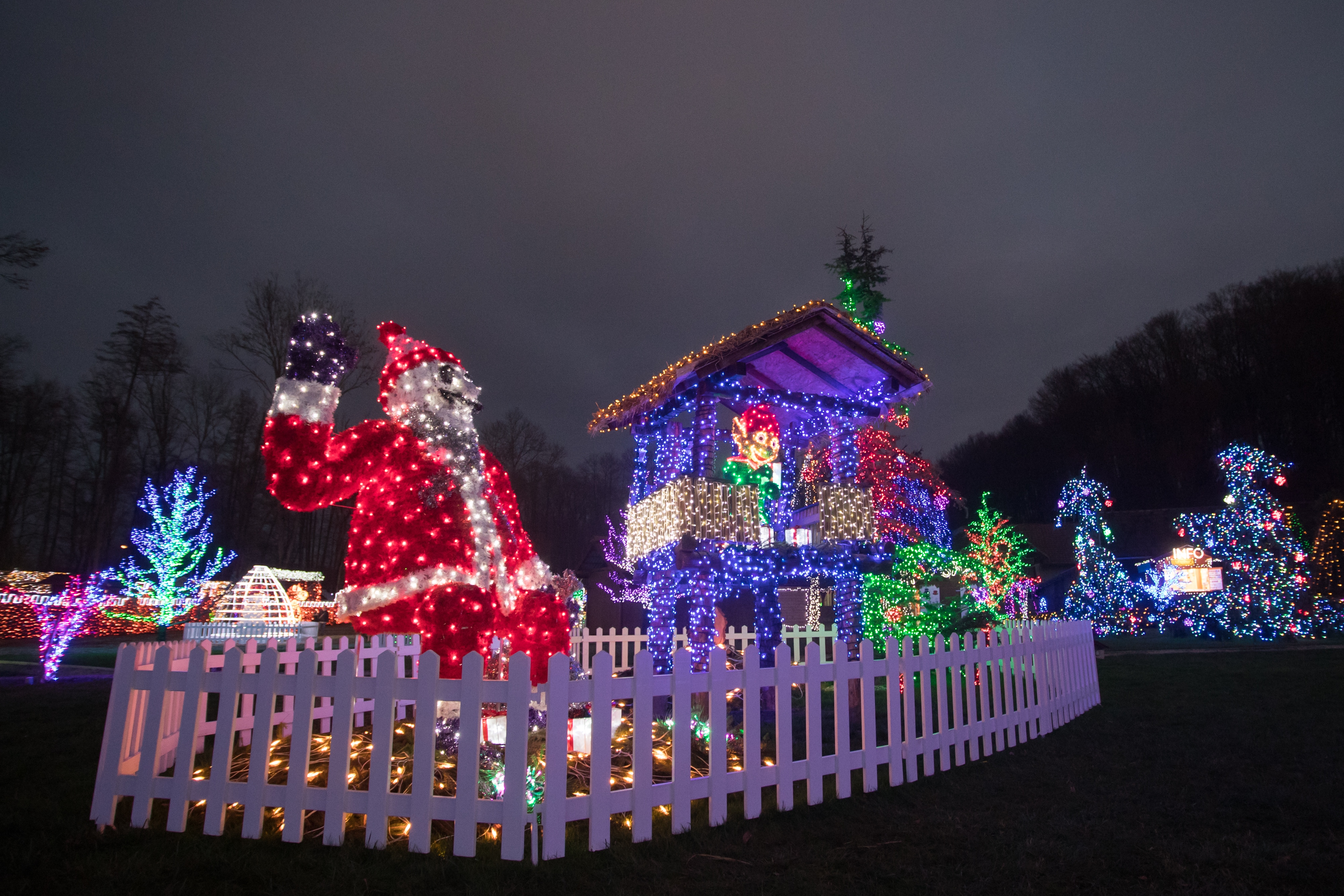 Još raskošnije izdanje: pogledajte kako izgleda Božićna priča obitelji Salaj gdje je ove godine zasjalo rekordnih 2.5 milijuna lampica