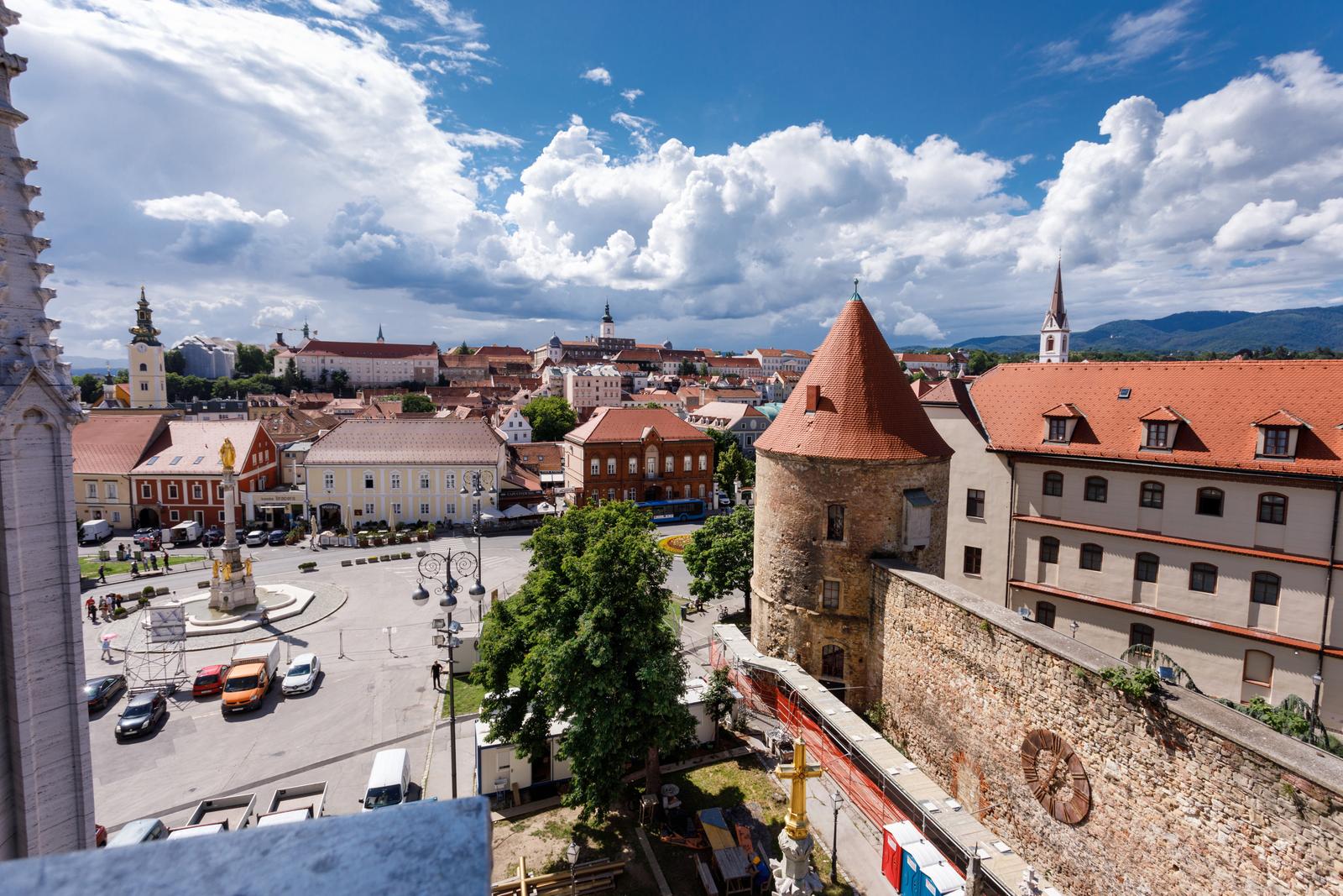 Pogled sa Zagrebačke katedrale na centar grada – Zagreb