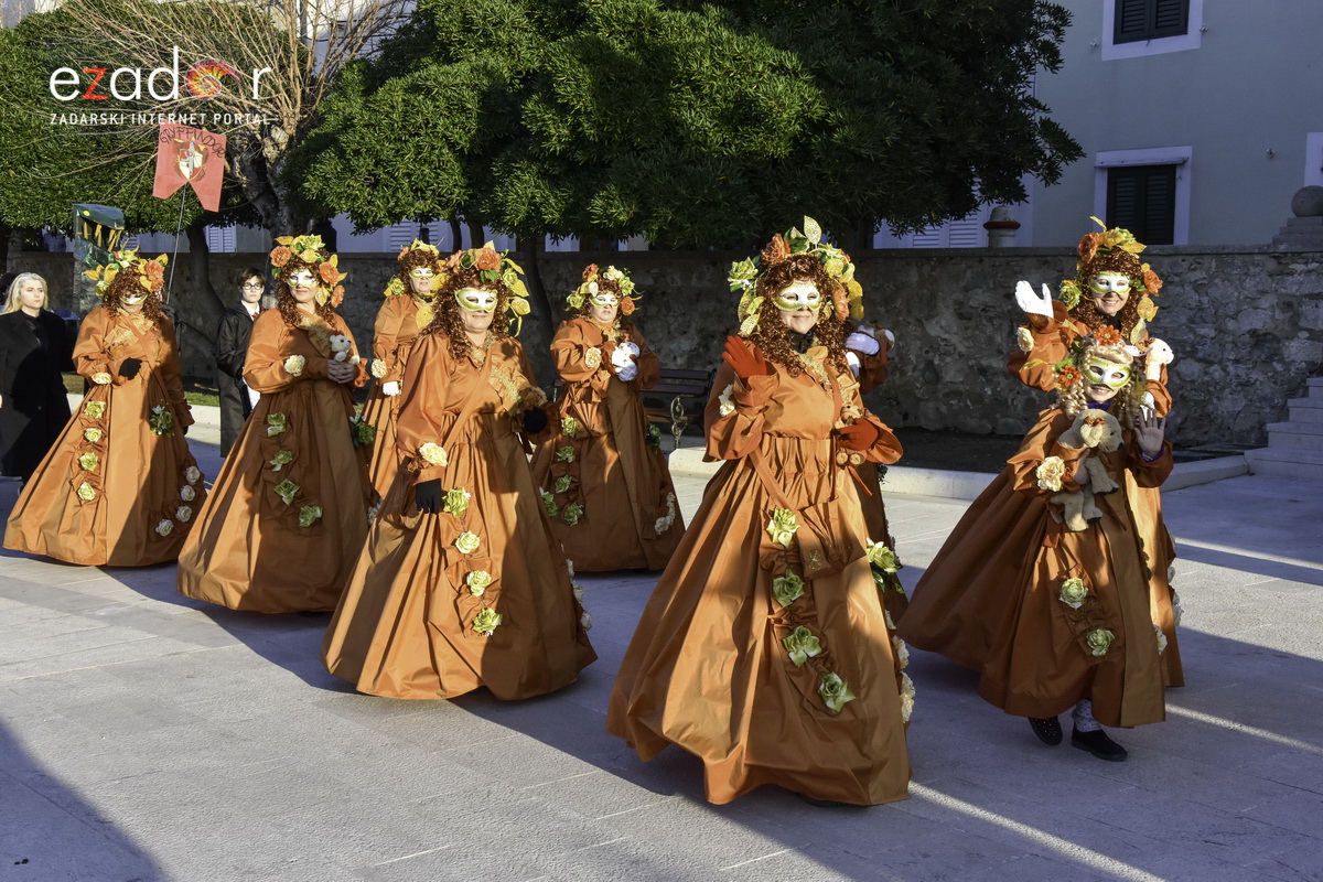 Paški zimski karneval 2018: Karnevalska povorka prošla ulicama grada do Pijace