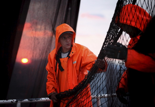 Zadar, 211009.
Brod Bruno tvrtke Dalmacija ribolov iz Zadra dva je dana lovio srdele  u akvatoriju Losinja i Dugog otoka.
Na fotografiji: ribar Toni Copic slaze mrezu u zoru.
Foto: Vladimir Ivanov / CROPIX