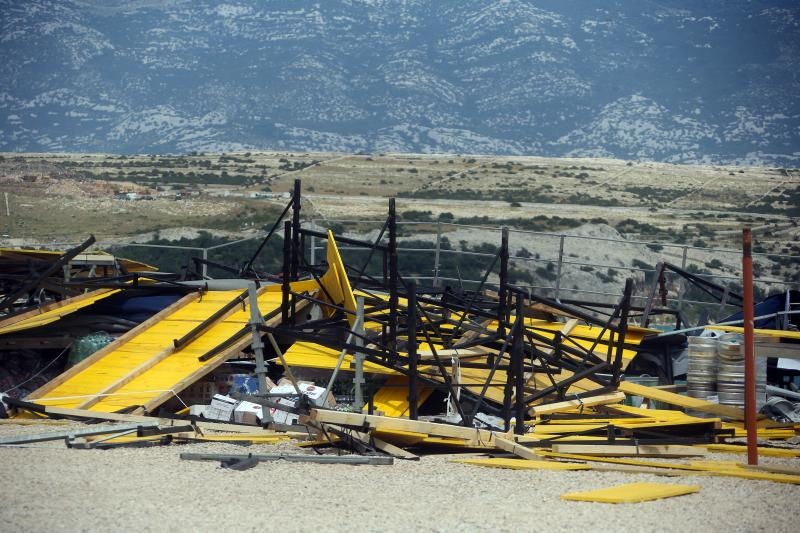 Olujna bura poharala plažu Zrće. Photo: Dalibor Urukalović/PIXSELL