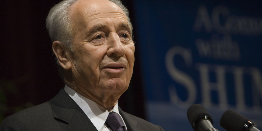 Shimon Peres speaking Tuesday evening in Bailey Hall, Cornell University.