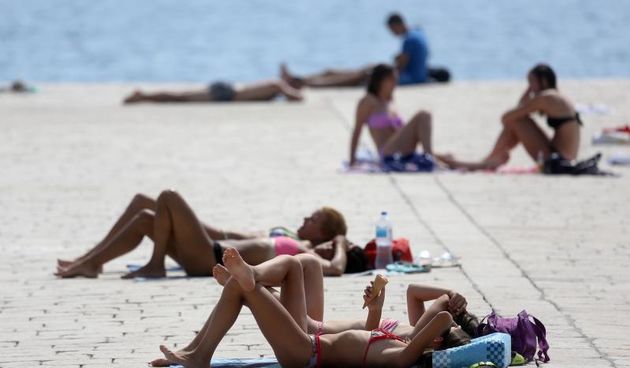 Opis  20.07.2014., Zadar – Osvjezenje od vrucine turisti su pronasli na zadarskoj rivi tik do Morskih orgulja. Photo: Filip Brala/PIXSELL Autor  Filip Brala/PIXSELL Ključne riječi  osvjezenje, vrucine, more, gradjani, turisti, ljeto, kupanje