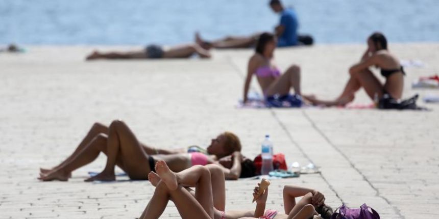 Opis 20.07.2014., Zadar – Osvjezenje od vrucine turisti su pronasli na zadarskoj rivi tik do Morskih orgulja. Photo: Filip Brala/PIXSELL Autor Filip Brala/PIXSELL Ključne riječi osvjezenje, vrucine, more, gradjani, turisti, ljeto, kupanje Opis 20.07.2014., Zadar – Osvjezenje od vrucine turisti su pronasli na zadarskoj rivi tik do Morskih orgulja. Photo: Filip Brala/PIXSELL Autor Filip Brala/PIXSELL Ključne riječi osvjezenje, vrucine, more, gradjani, turisti, ljeto, kupanje