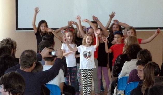 Predstava “Lubavlju gradimo svijet” u sklopu projekta Živim život bez nasilja