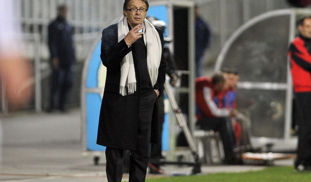 Zagreb, 091112.Stadion u Kranjcevicevoj.Nogomet, MAXtv Prva Liga, 1.HNL, 15.kolo, seniori, susret momcadi NK Zagreb i NK Hajduk.Na slici: Miroslav Blazevic Ciro zapalio cigaretu za vrjeme utakmice.Foto: Damir Krajac / CROPIX