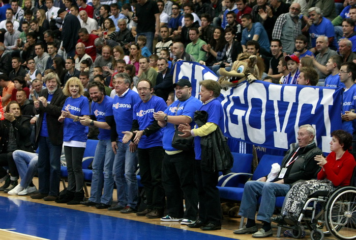 Zagreb, 150512.
KC Drazen Petrovic, Savska cesta.
Prva utakmica polufinala PH za kosarkase Cibona – Zadar.
Na fotografija: Smogovci.
Foto: Ronald Gorsic / CROPIX Zagreb, 150512.
KC Drazen Petrovic, Savska cesta.
Prva utakmica polufinala PH za kosarkase Cibona – Zadar.
Na fotografija: Smogovci.
Foto: Ronald Gorsic / CROPIX