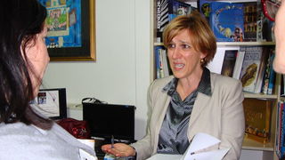 Anita Šupe predstavila knjigu “Istine i laži o hrani” u prepunoj biogradskoj Gradskoj knjižnici. Foto: Gordana Šarić Anita Šupe predstavila knjigu “Istine i laži o hrani” u prepunoj biogradskoj Gradskoj knjižnici. Foto: Gordana Šarić