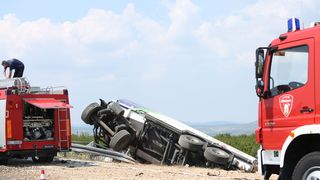 Cisterna s gorivom izletjela s autoceste nakon sudara s tegljačem