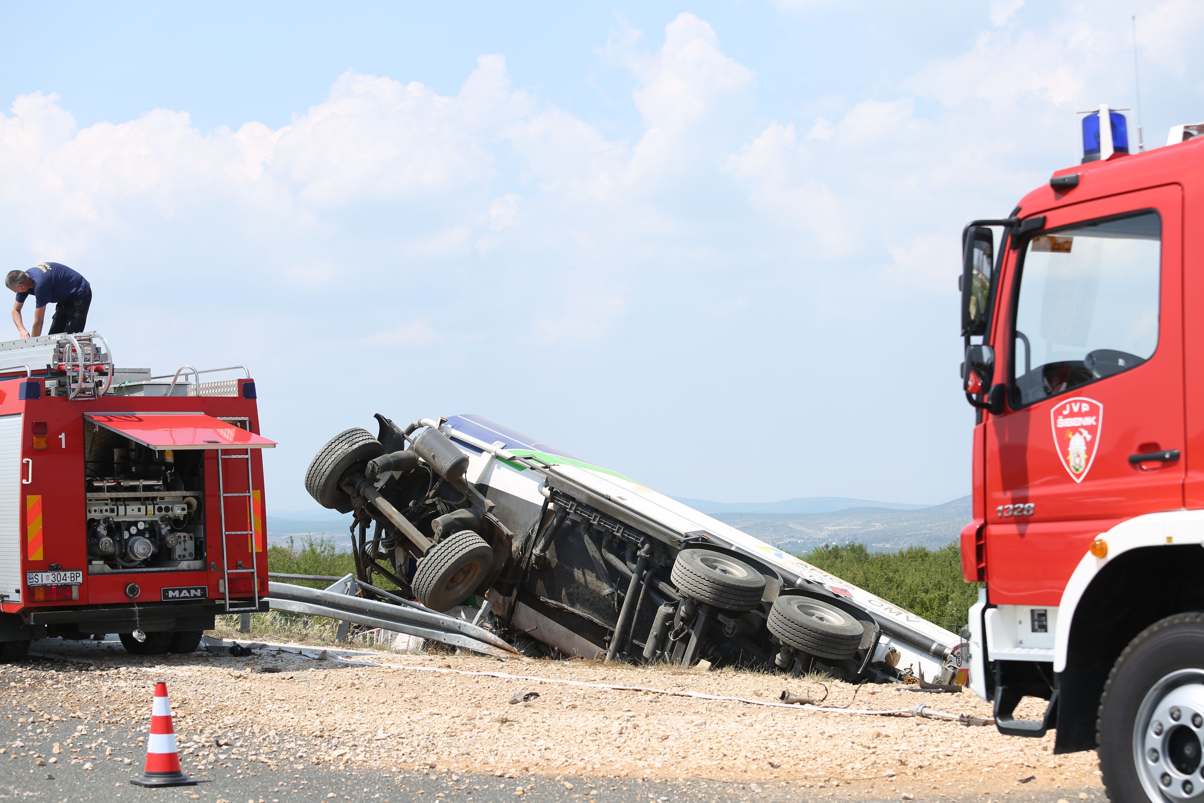 Cisterna s gorivom izletjela s autoceste nakon sudara s tegljačem