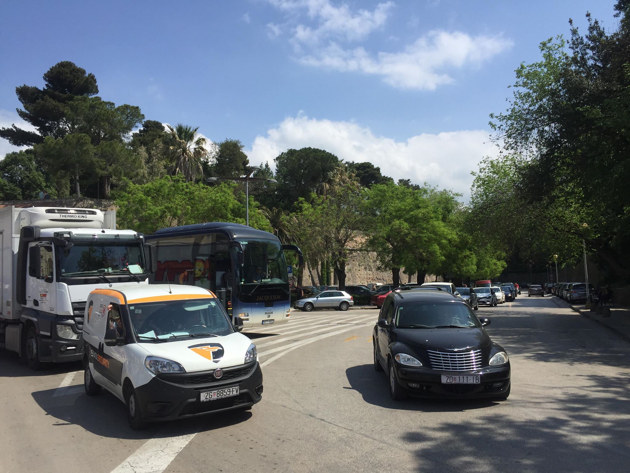 Svakodnevne situacije zadarskom na poluotoku: prometne nevolje zbog lošeg rješenja ukrcajno/iskrcajnih mjesta za turističke autobuse