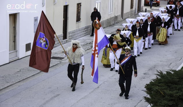 Paški zimski karneval 2018: Karnevalska povorka prošla ulicama grada do Pijace