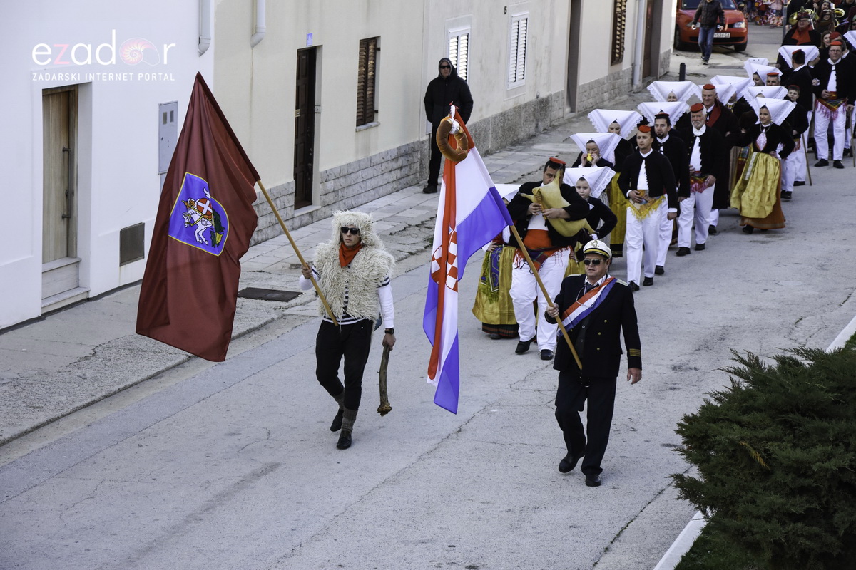 Paški zimski karneval 2018: Karnevalska povorka prošla ulicama grada do Pijace