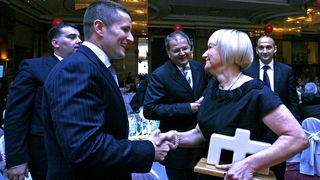 Zagreb, 161110.
U hotelu Westin odrzan je 20. susret CROMA 2010, na kojm su dodijeljene nagrade za najbolje menadzere i poduzetnike u ovoj godini. Dodijeljeno je 14 nagrada i plaketa.
Na slici: Ljerki Puljic prvi je cestitao Ante Todoric.
Foto: Neja Marki Zagreb, 161110.
U hotelu Westin odrzan je 20. susret CROMA 2010, na kojm su dodijeljene nagrade za najbolje menadzere i poduzetnike u ovoj godini. Dodijeljeno je 14 nagrada i plaketa.
Na slici: Ljerki Puljic prvi je cestitao Ante Todoric.
Foto: Neja Marki