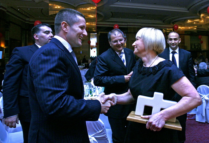 Zagreb, 161110.
U hotelu Westin odrzan je 20. susret CROMA 2010, na kojm su dodijeljene nagrade za najbolje menadzere i poduzetnike u ovoj godini. Dodijeljeno je 14 nagrada i plaketa.
Na slici: Ljerki Puljic prvi je cestitao Ante Todoric.
Foto: Neja Marki Zagreb, 161110.
U hotelu Westin odrzan je 20. susret CROMA 2010, na kojm su dodijeljene nagrade za najbolje menadzere i poduzetnike u ovoj godini. Dodijeljeno je 14 nagrada i plaketa.
Na slici: Ljerki Puljic prvi je cestitao Ante Todoric.
Foto: Neja Marki