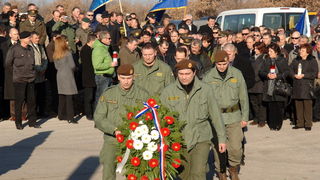 Zadar, 230110.
Povodom obiljezavanja 17. obljetnice vojno – redarstvene  akcije Maslenica , prve velike akcije Hrvatske vojske kojom je oslobodjen veci dio zadarskoga zaledja i omogucen promet izmedju sjevera i juga Hrvatske  polozeni su vjenci u Kasicu i