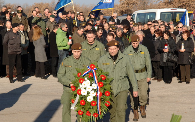 Zadar, 230110.
Povodom obiljezavanja 17. obljetnice vojno – redarstvene  akcije Maslenica , prve velike akcije Hrvatske vojske kojom je oslobodjen veci dio zadarskoga zaledja i omogucen promet izmedju sjevera i juga Hrvatske  polozeni su vjenci u Kasicu i