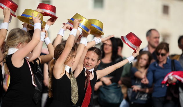 Zadar, 290413.
Poljana Ivana Pavla II. 
Na Poljani Pape Pavla II obiljezio se Svjetski dan plesa manifestacijom pod nazivom Go out and dance. Simultana proslava Svjetskog dana plesa odrzala se, uz Zadar, u jos sest hrvatskih gradova: Split, Pozega, Rijeka