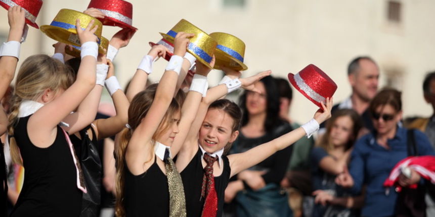Zadar, 290413.
Poljana Ivana Pavla II.
Na Poljani Pape Pavla II obiljezio se Svjetski dan plesa manifestacijom pod nazivom Go out and dance. Simultana proslava Svjetskog dana plesa odrzala se, uz Zadar, u jos sest hrvatskih gradova: Split, Pozega, Rijeka Zadar, 290413.
Poljana Ivana Pavla II.
Na Poljani Pape Pavla II obiljezio se Svjetski dan plesa manifestacijom pod nazivom Go out and dance. Simultana proslava Svjetskog dana plesa odrzala se, uz Zadar, u jos sest hrvatskih gradova: Split, Pozega, Rijeka
