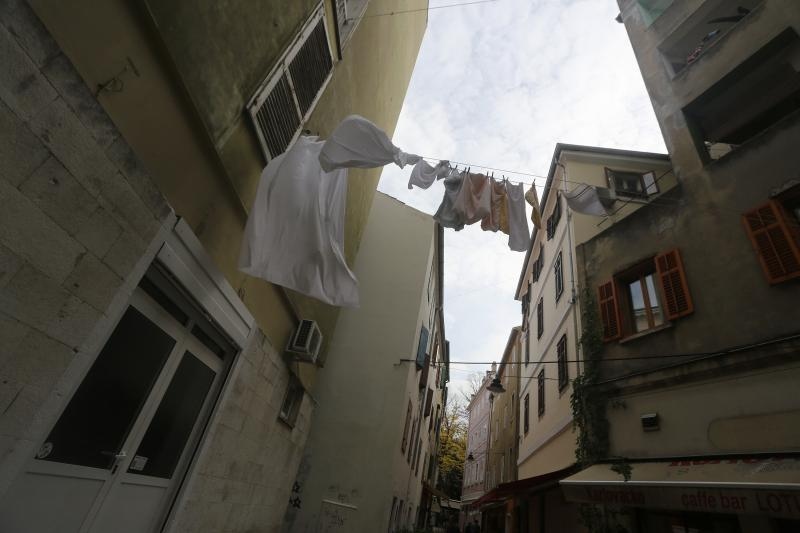 Zadar: Surferi uživaju u valovima koje je prouzročilo snažno jugo, Photo: Filip Brala/PIXSELL