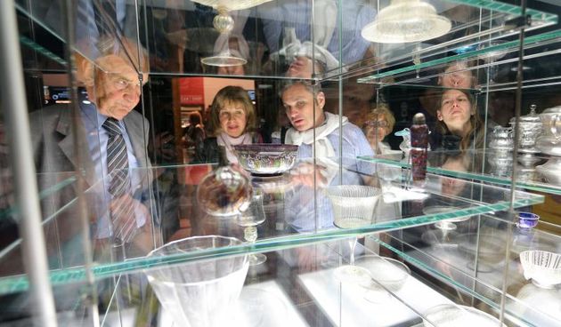 U Muzeju za umjetnost i obrt otvorena je izložba ” Transparentna ljepota – Staklo iz hrvatskih muzeja”. Transparentna ljepota rezultat je trogodišnjeg rada stručnjaka iz 30-tak hrvatskih muzeja. Uz postav dijela izložbe Transparentna ljepota u MUO, istodo