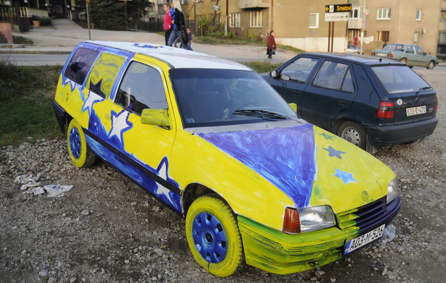 Zenica,181109.
Atmosfera uoci utakmice za odlazak na SP u nogometu izmedju Bosne i Hercegovine i Portugala. Navijaci Bosne i Hercegovine su spremni za navijanje.
Foto: Dado Ruvic / CROPIX