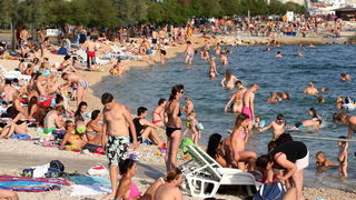 Zadar, 020712.
Danasnjih 34 stpupnja koliko je bilo u Zadru, mnoge je natjeralo da osvjezenje potraze u moru. 
Na fotografiji: detalj sa plaze u Zadru.
Foto: Andrija Lucic / Cropix