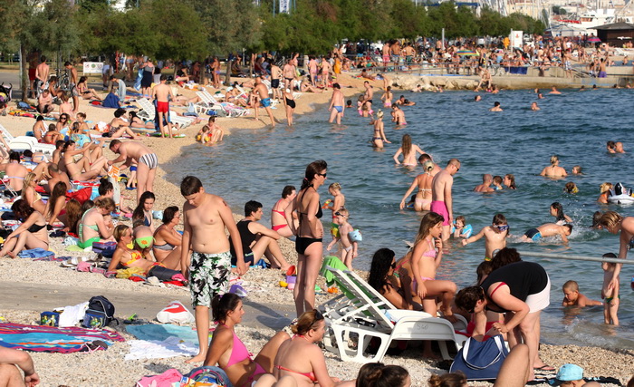 Zadar, 020712.
Danasnjih 34 stpupnja koliko je bilo u Zadru, mnoge je natjeralo da osvjezenje potraze u moru. 
Na fotografiji: detalj sa plaze u Zadru.
Foto: Andrija Lucic / Cropix