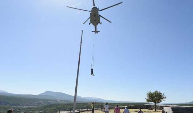 01.08.2015., Knin – Spomenik prvom hrvatskom predsjedniku Franji Tudjmanu koji je napravio kipar Miro Vuco stigao je uz pomoc helikoptera na kninsku tvrdjavu, gdje ce biti svecno otvoren 05. kolovoza na 20.obljetnici vojno redarstvene akcije Oluja. Phot
