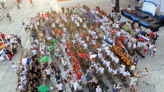 Zadar, 160711.
ISAF svjetsko juniorsko prvenstvo
Zadar 2011, 07.-15. srpanj 2011.
Zatvaranje jedrlicarskog prvenstva i podjela medalja i pehara najboljim momcadima.
Na slici: okupljeni natjecatelji ispred crkve sv.Donata.
Foto: Sime Sokota / CROPIX Zadar, 160711.
ISAF svjetsko juniorsko prvenstvo
Zadar 2011, 07.-15. srpanj 2011.
Zatvaranje jedrlicarskog prvenstva i podjela medalja i pehara najboljim momcadima.
Na slici: okupljeni natjecatelji ispred crkve sv.Donata.
Foto: Sime Sokota / CROPIX