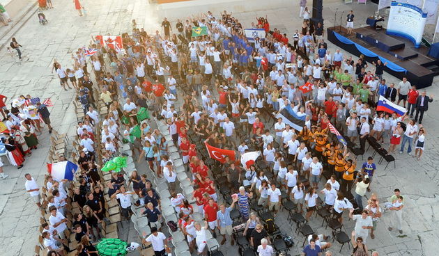Zadar, 160711.
ISAF svjetsko juniorsko prvenstvo
Zadar 2011, 07.-15. srpanj 2011.
Zatvaranje jedrlicarskog prvenstva i podjela medalja i pehara najboljim momcadima.
Na slici: okupljeni natjecatelji ispred crkve sv.Donata.
Foto: Sime Sokota / CROPIX