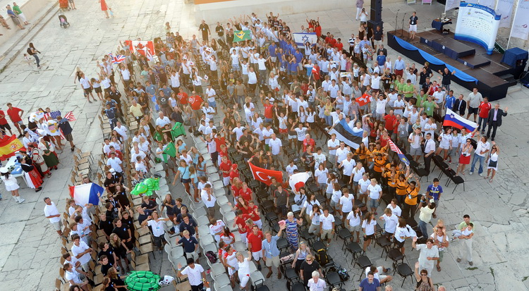 Zadar, 160711.
ISAF svjetsko juniorsko prvenstvo
Zadar 2011, 07.-15. srpanj 2011.
Zatvaranje jedrlicarskog prvenstva i podjela medalja i pehara najboljim momcadima.
Na slici: okupljeni natjecatelji ispred crkve sv.Donata.
Foto: Sime Sokota / CROPIX Zadar, 160711.
ISAF svjetsko juniorsko prvenstvo
Zadar 2011, 07.-15. srpanj 2011.
Zatvaranje jedrlicarskog prvenstva i podjela medalja i pehara najboljim momcadima.
Na slici: okupljeni natjecatelji ispred crkve sv.Donata.
Foto: Sime Sokota / CROPIX