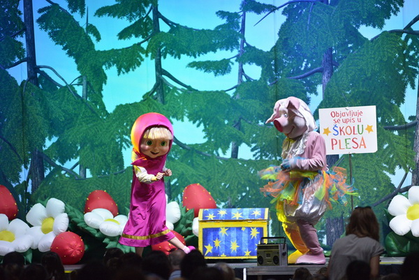 Predstava “Maša i Medvjed” moskovskog Dječjeg kazališta oduševila zadarske mališane Predstava “Maša i Medvjed” moskovskog Dječjeg kazališta oduševila zadarske mališane