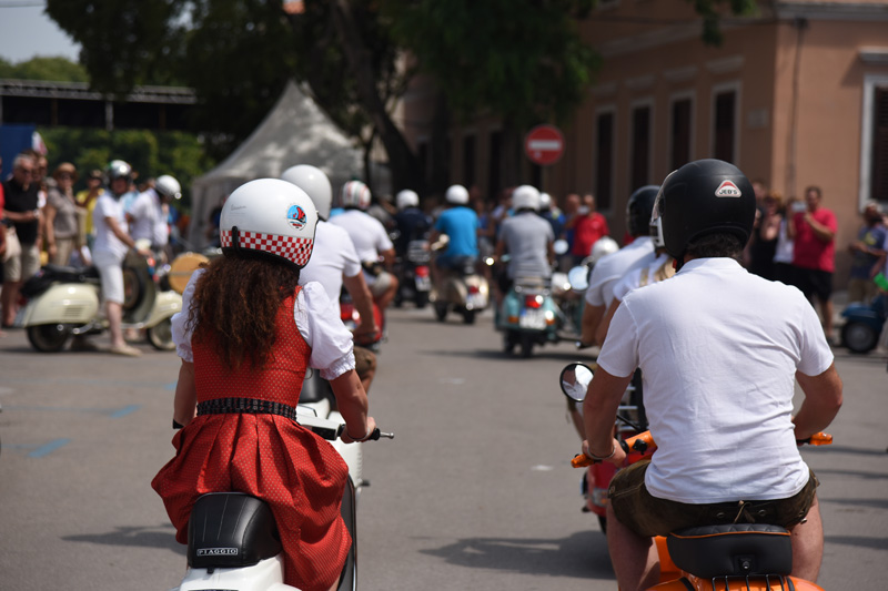 Spektakularni defile vespaša, foto: Vinko Pešić Spektakularni defile vespaša, foto: Vinko Pešić