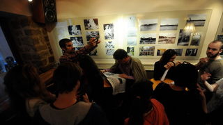 Zadar, 230413
Caffe bar Djina. 
Otvoranje izlozbe Sfinga u Zadru – jucer, danas, sutra, autorice prof. Antonije Mlikote i studenata Odjela za povijest umjetnosti zadarskog sveucilista u sklopu festivala znanosti.
Na fotografiji: detalj s otvorenja.
Foto: