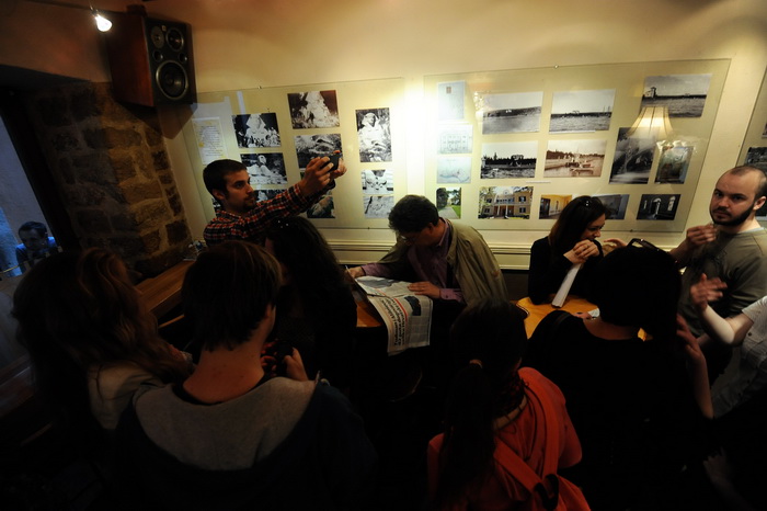 Zadar, 230413
Caffe bar Djina. 
Otvoranje izlozbe Sfinga u Zadru – jucer, danas, sutra, autorice prof. Antonije Mlikote i studenata Odjela za povijest umjetnosti zadarskog sveucilista u sklopu festivala znanosti.
Na fotografiji: detalj s otvorenja.
Foto: