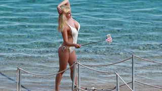 Ljepotica u kupaćem kostimu uživala u fotografiranju u plićaku plaže Zlatni rat